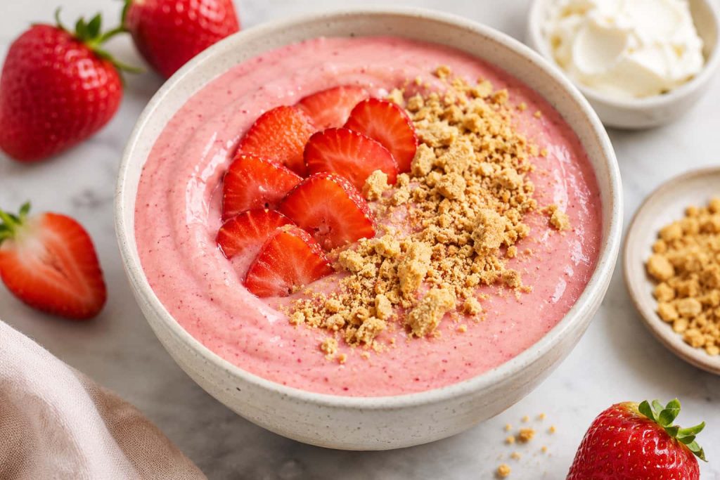 Strawberry Cheesecake Smoothie Bowl