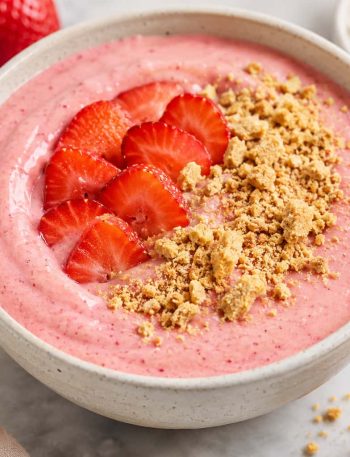 Strawberry Cheesecake Smoothie Bowl