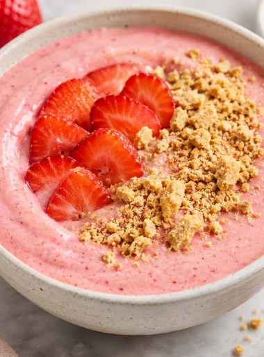Strawberry Cheesecake Smoothie Bowl